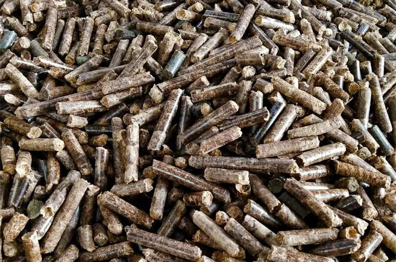 Light brown cylindrical wood pellets